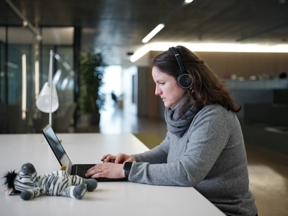 женщина сидит за компьютером