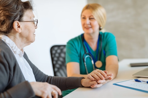 Врач успокаивает пациента