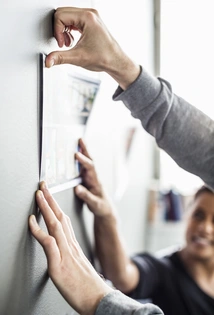 Люди, прикалывающие плакат