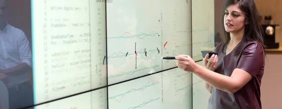 Девушка объясняет у доски