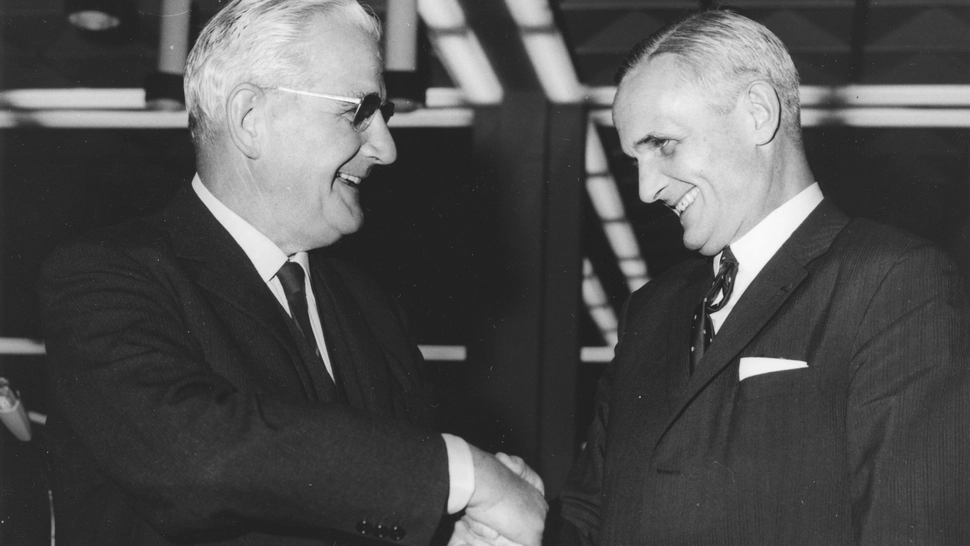 Президенты «Гейги» и «Сиба» пожимают руки, чтобы отметить слияние